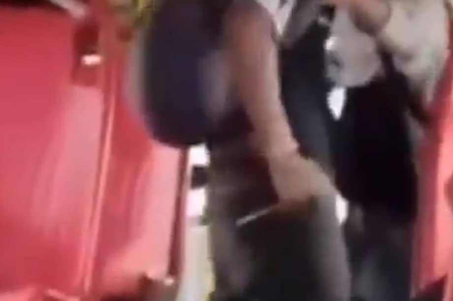 Lejos de detenerse, el agresor insiste: “¿No ves que es mi trabajo?”, mientras mantiene el destornillador en la mano y continúa acercándose.