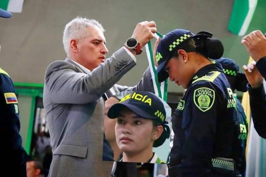 El Gobernador de Antioquia condecora a una de las patrulleras.