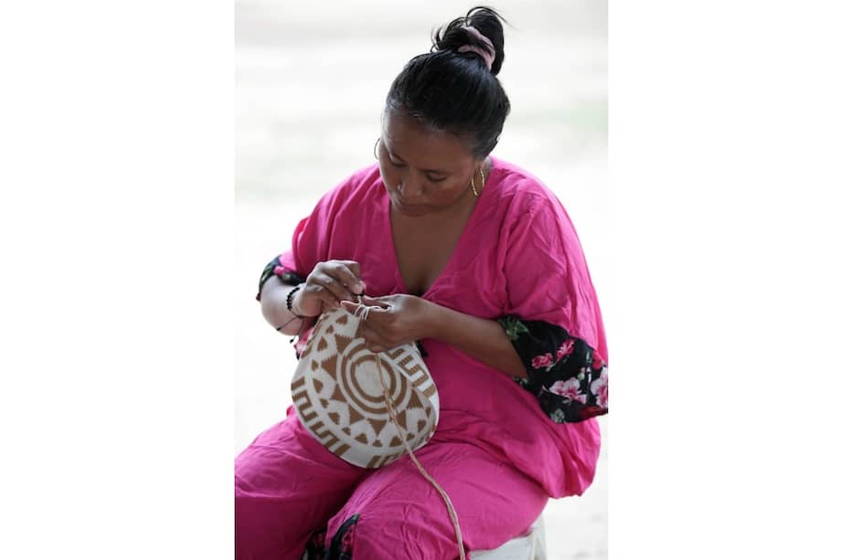 Las mochilas no son lo único que tejen las indígenas wayúu del desértico departamento de La Guajira, en el norte del país, su arte lo han extendido a ropa para bebé y accesorios de hogar, cualquier cosa que con sus agujas puedan crear y que les proporcione ingresos para sobrevivir y alimentar a sus hijos.