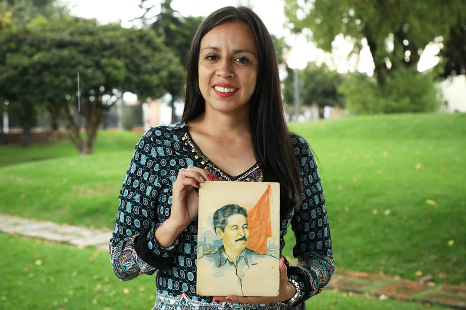 Andrea Forero sostiene un retrato de Teófilo Forero, asesinado hace 30 años. / Alejandra García