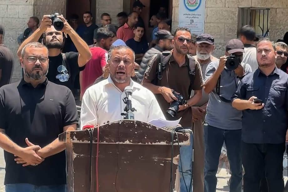 Ismail al Thawabta, director de la oficina de medios del Gobierno de Hamás en Gaza, hizo el anuncio de la disolución en una rueda de prensa ofrecida en Deir al Balah (centro del enclave palestino).