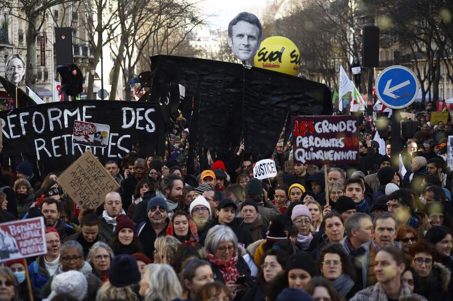 Miles de manifestantes participan en una manifestación contra la reforma gubernamental del sistema de pensiones, en París, Francia, el 31 de enero de 2023.