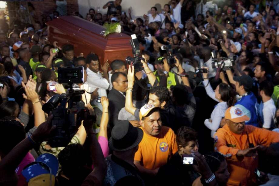 Familiares, amigos y seguidores despiden a Jairo Varela domingo 12 de agosto de 2012. / Efe.