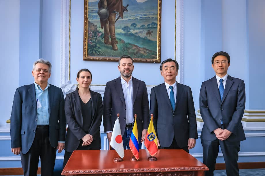 Alcalde Carlos Fernando Galán junto a la Secretaría de Planeación, Úrsula Ablanqué (izquierda), el gerente del metro, Leonidas Narváez (orilla izquierda) y los emisarios japoneses.