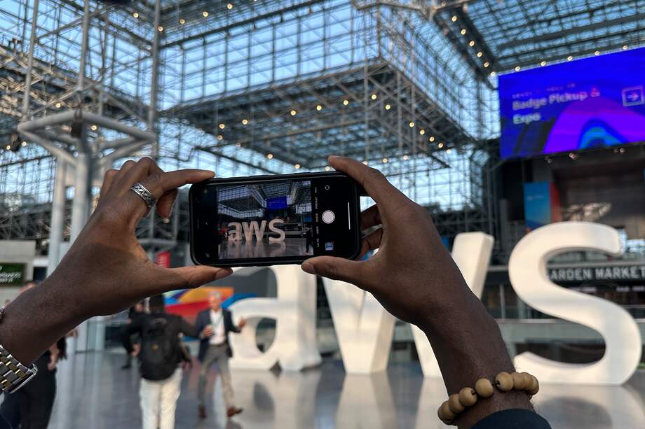 Este servicio brinda técnicas de coincidencia avanzadas, como modelos de aprendizaje automático.