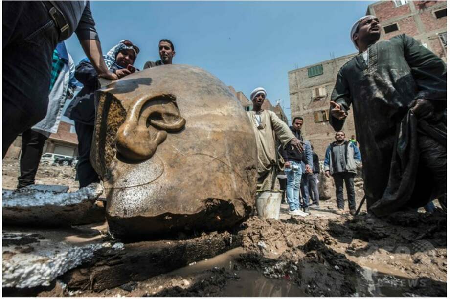 Entre otros fragmentos se ha descubierto un pilar posterior tallado que muestra una escena del faraón arrodillado en frente del creador, el dios Atum. /EFE