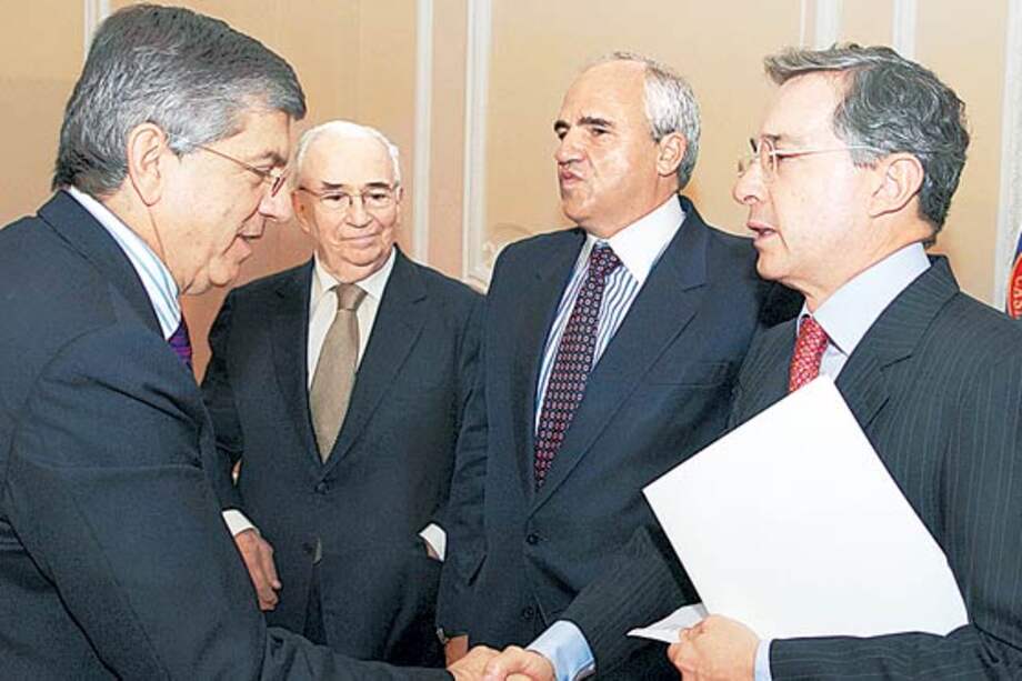 "A mí no me da miedo el expresidente Uribe": César Gaviria