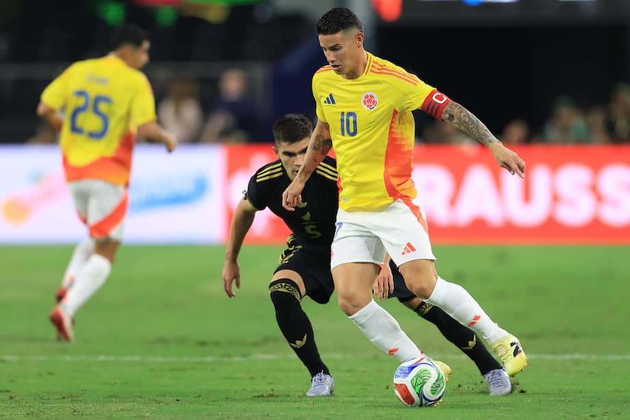 Johan Vásquez el balón con James Rodríguez durante un partido de preparación para la Copa Mundial de la FIFA 2026 entre México y Colombia en el estadio AT&T de Arlington, Estados Unidos.