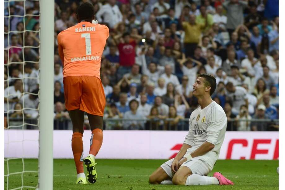Cristiano Ronaldo se lamenta frente a la portería del Málaga. Foto: AFP