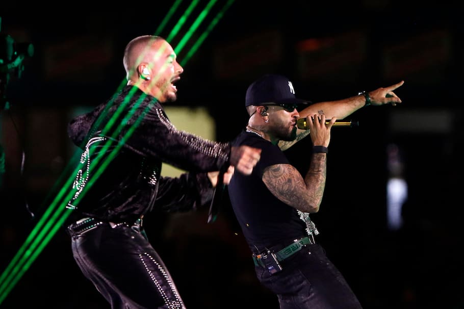 J Balvin y Feid durante su concierto en Medellín (2025).