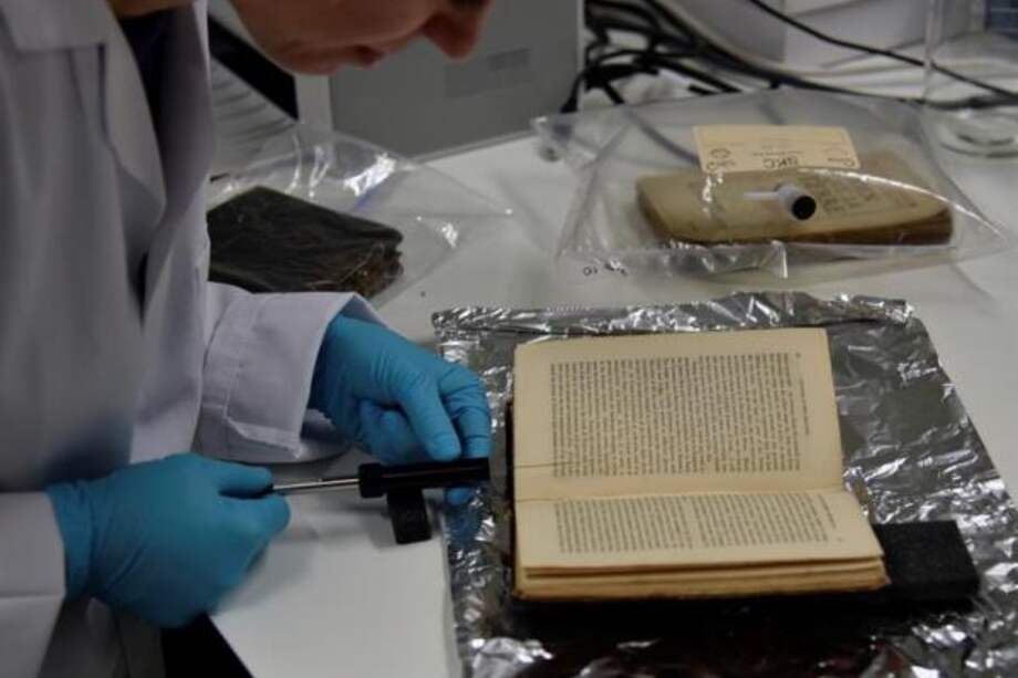 Un científico del Instituto británico para un Patrimonio Sostenible (UCL) trata de extraer el olor de un viejo libro en el laboratorio de Londres.