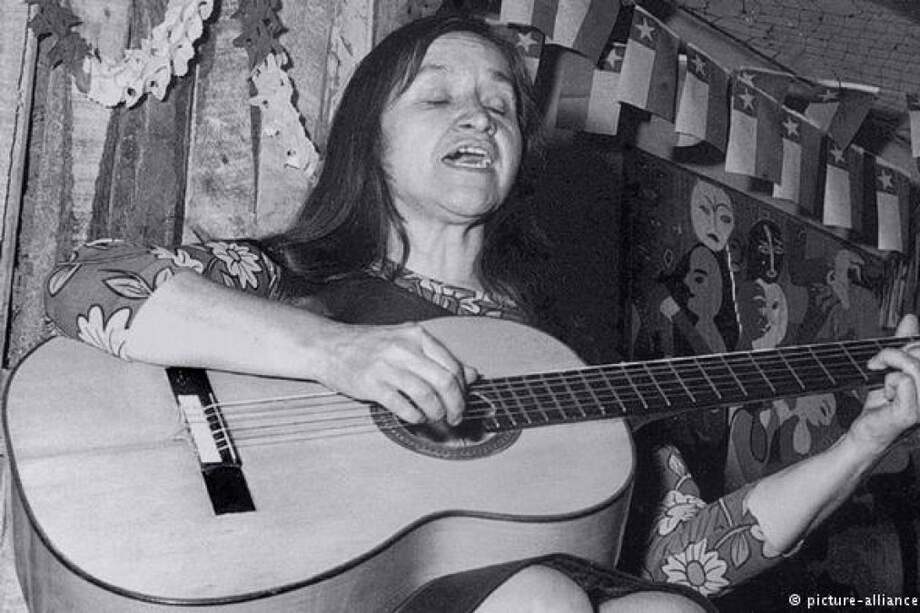 Violeta Parra y su guitarra, una inmortal postal de la cantautora chilena. / Archivo