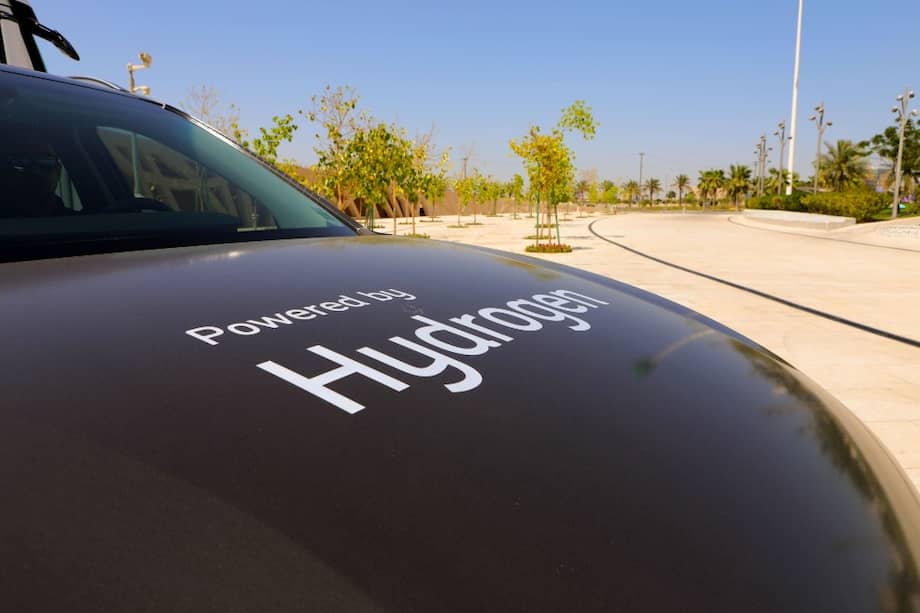 Un vehículo propulsado por hidrógeno en la estación de hidrógeno operada por Saudi Aramco, en el Centro de Nuevas Tecnologías de Air Products en Dhahran, Arabia Saudita.