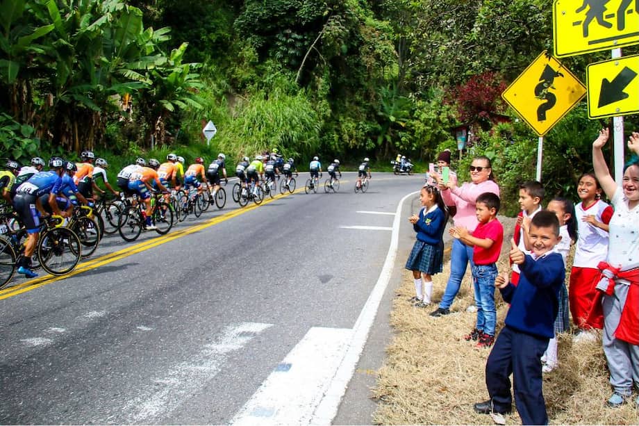 El paso del pelotón del Clásico RCN 2022 en la quinta etapa, de Ibagué a Pereira.