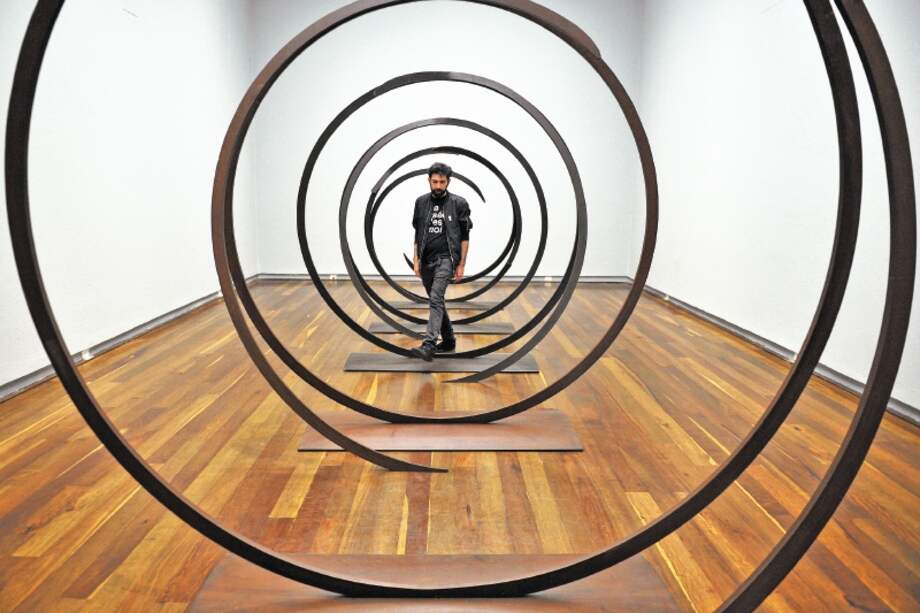 En la galería Alonso Garcés se expone la muestra “Umbrales”, de Lydia Azout. Esta pieza se titula “Umbral dinámico” (2017). / Mauricio Alvarado