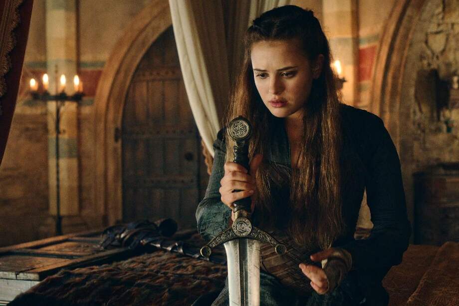 Katherine Langford, quien interpreta a Nimue, es la protagonista de "Maldita".