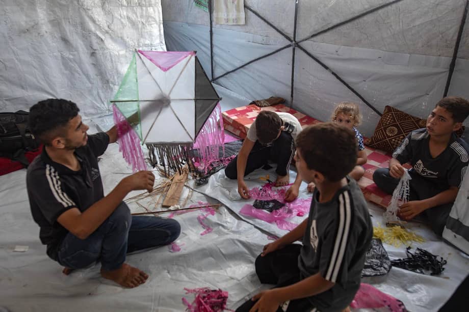 Jóvenes palestinos fabrican cometas en el campamento de Al-Mawasi, cerca de Jan Yunis, en el sur de la Franja de Gaza.