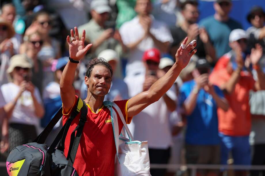 El tenista español Rafa Nadal se despide del público tras caer ante el serbio Novak Djokovic en el partido celebrado en el marco de los Juegos Olímpicos de París, este lunes.