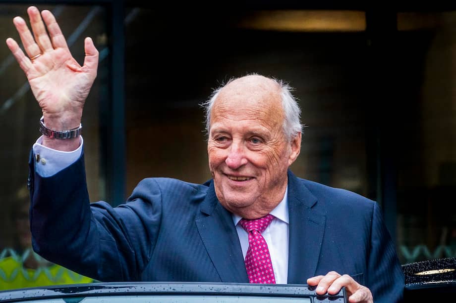l rey Harald de Noruega saluda durante una visita a Flesberg y Lampeland, Noruega, el 4 de octubre de 2022 (reeditada el 28 de agosto de 2026).