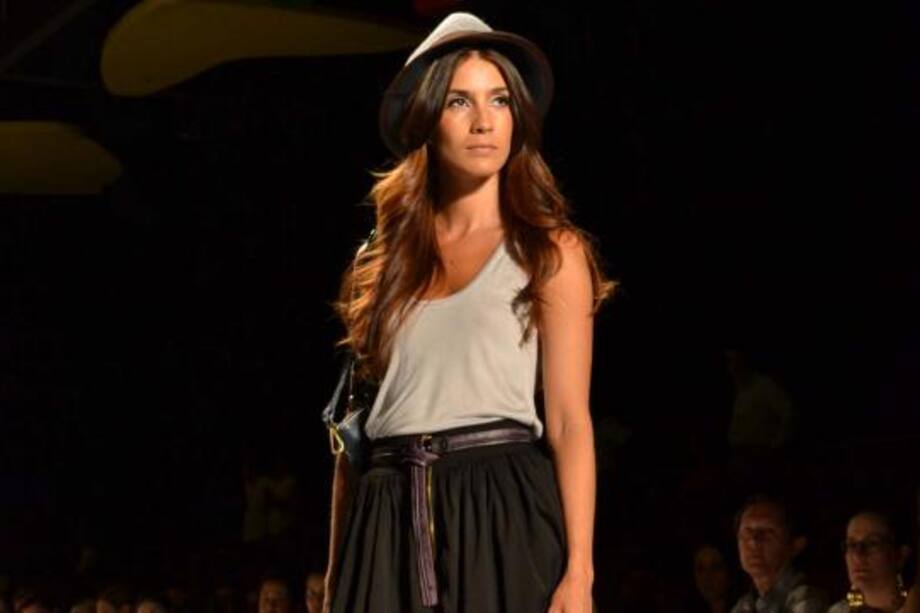 Mujer moderna en tonos monocromáticos