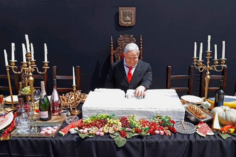 Itay Zalait es el autor de la polémica obra que apareció en el centro de Tel Aviv y que muestra al primer ministro, Benjamin Netanyahu, como el protagonista de "La última cena".