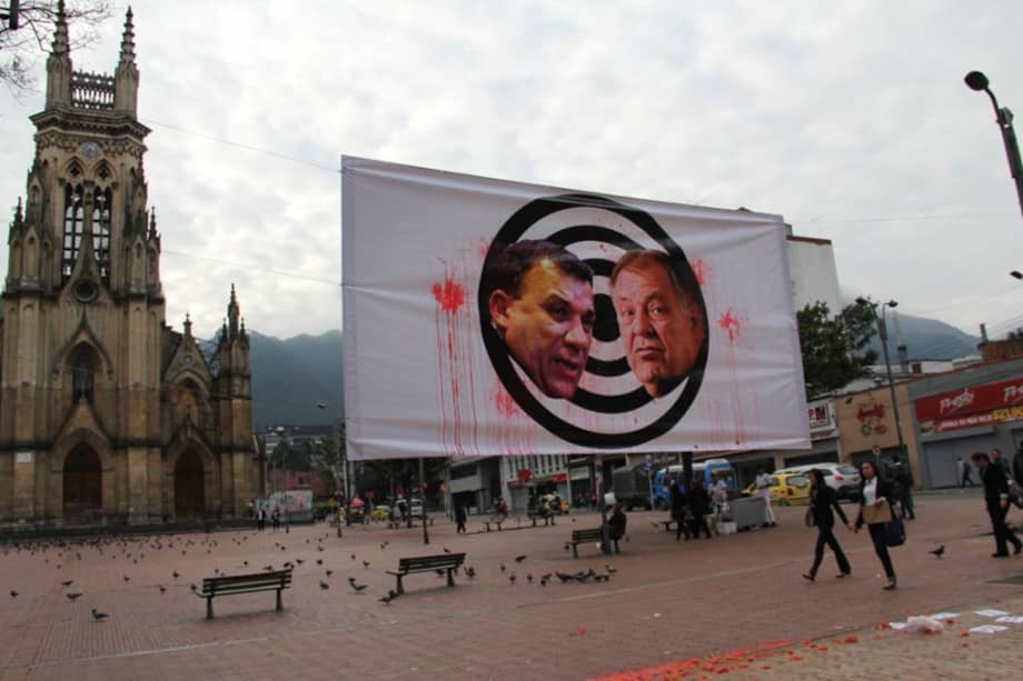 Sin censurar y con humor recibieron Roy Barreras y el procurador la 'tomatón'