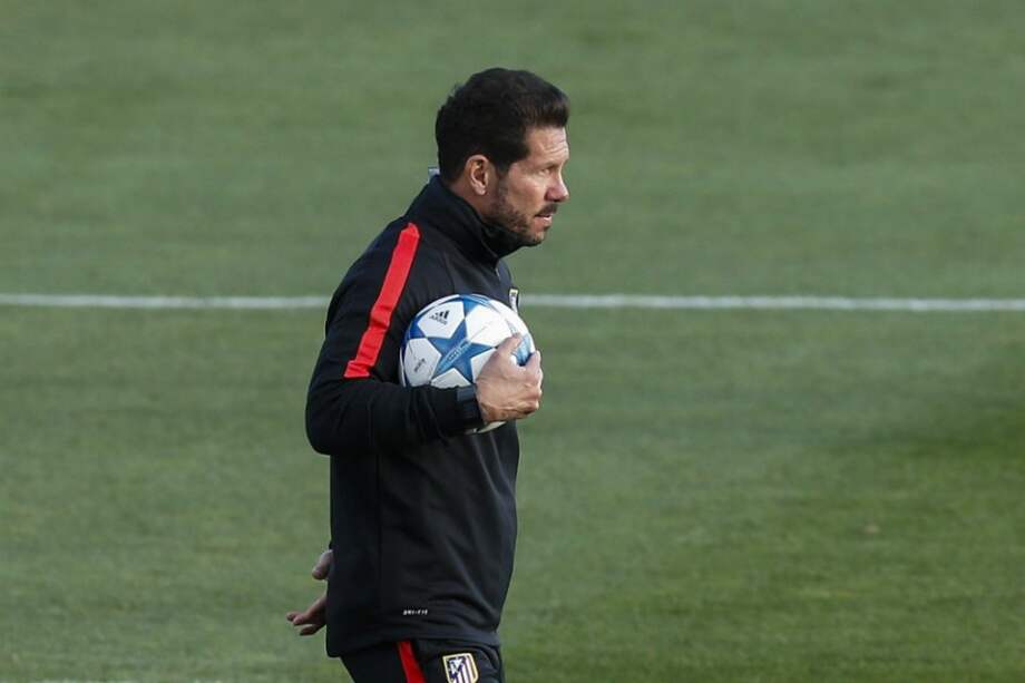 El entrenador del Atlético de Madrid, el argentino Diego Simeone, dirige el entrenamiento de su equipo para preparar el partido de Liga de Campeones. / EFE