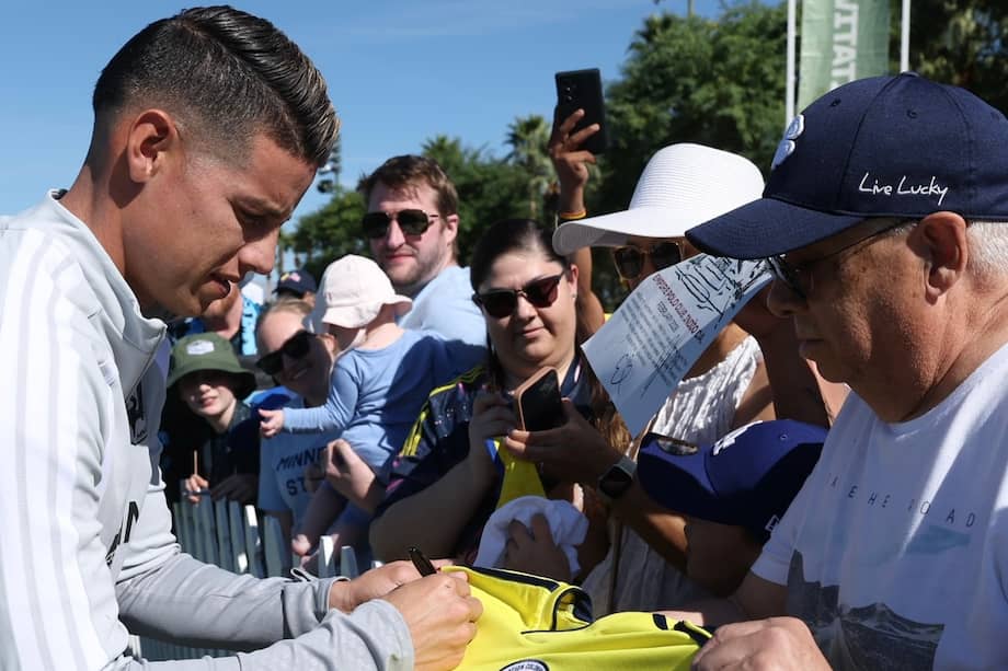 James Rodríguez firmando una camiseta de la selección de Colombia a un aficionado de Minnesota United en Estados Unidos.
