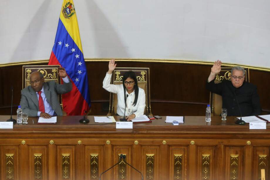 Aristobulo Isturiz, primer vicepresidente; Delcy Rodríguez, presidenta; Isaías Rodríguez, segundo vicepresidente de la Asamblea Nacional Constituyente. / EFE.