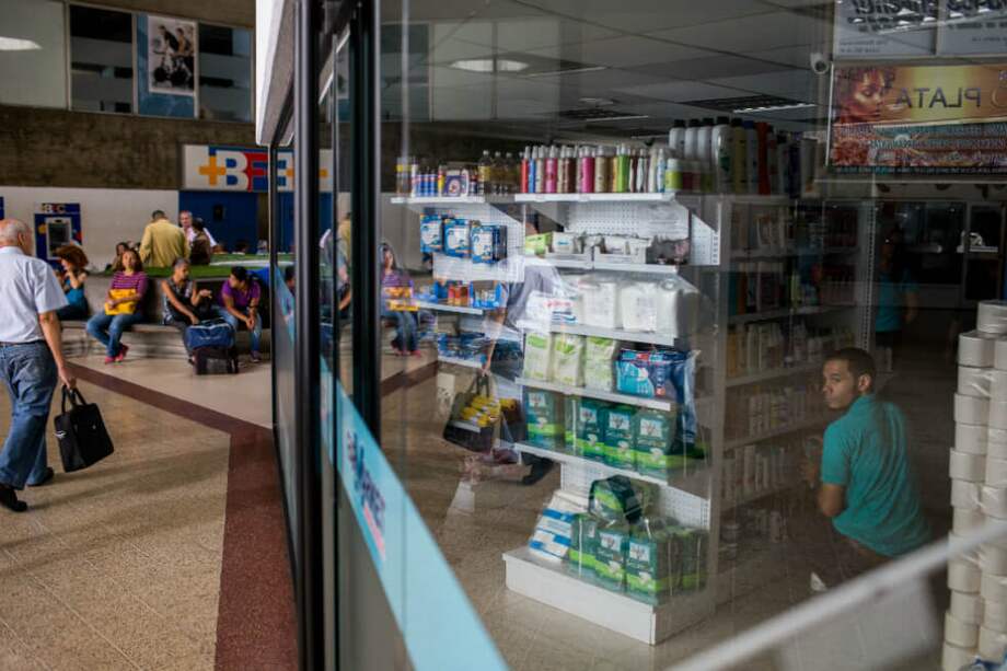 En Venezuela ahora se consiguen más productos (muchos importados desde EE. UU.), pero a precios altos. / Bloomberg / Imagen de referencia