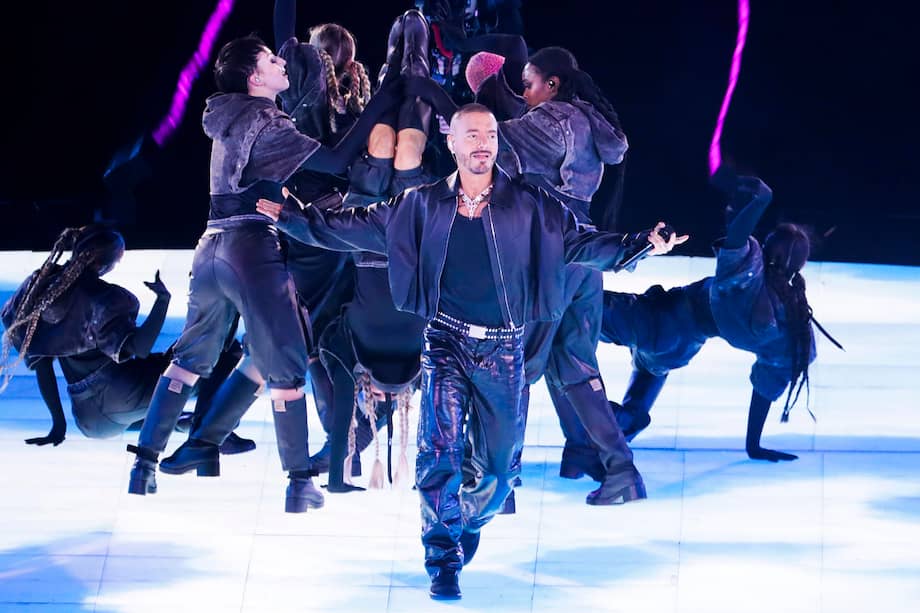 El reguetonero colombiano J Balvin se presenta en el concierto 'Made in Bogotá' en el Estadio el Campín este sábado, en Bogotá (Colombia). /EFE/Carlos Ortega