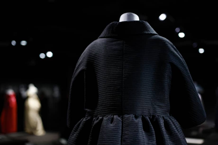 La amistad, complicidad y afinidad que unieron a Cristóbal Balenciaga y a Hubert de Givenchy recorre la nueva exposición del museo dedicado al modisto español en Getaria. En la imagen, la espalda de un diseño de Balenciaga. / EFE/Juan Herrero