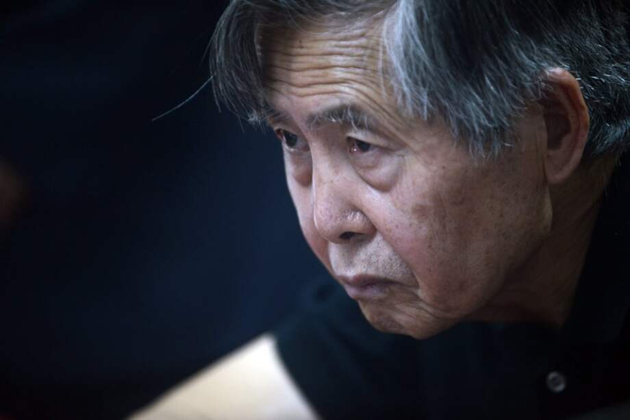 El expresidente peruano Alberto Fujimori (1990-2000), sentenciado a 25 años de cárcel por violación de derechos humanos, en medio de una audiencia pública el 25 de octubre de 2013, en la sala de juicios del cuartel policial de Lima./ EFE