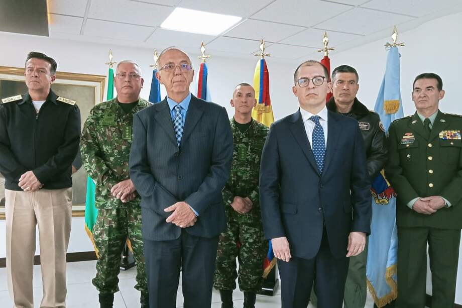 Declaración del ministro de Defensa, junto a la cúpula militar y el fiscal general.