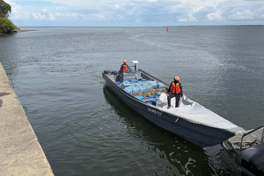 Según la información entregada por la Armada, el cargamento de droga fue alcanzado a unas 135 millas náuticas de la costa de Tumaco (Nariño).