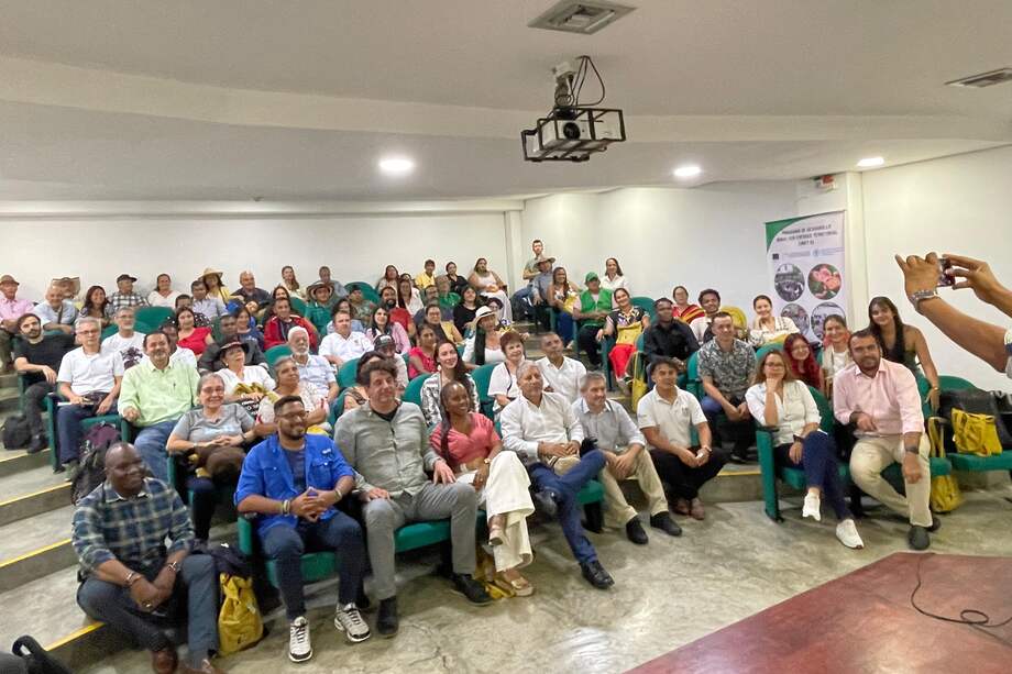 En el tema de diálogo intergeneracional se resalta el rol que vienen desarrollando los jóvenes en los territorios en torno a la agroecología, sobre todo por esa sensibilidad que tienen frente al cuidado del medio ambiente.