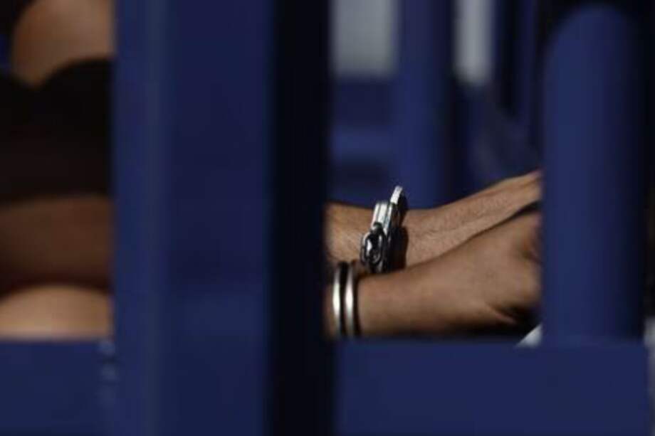 El hombre intentó enviar más de 1.600 kilos de cocaína al país del Medio Oriente, por lo que tenía una orden de captura internacional.