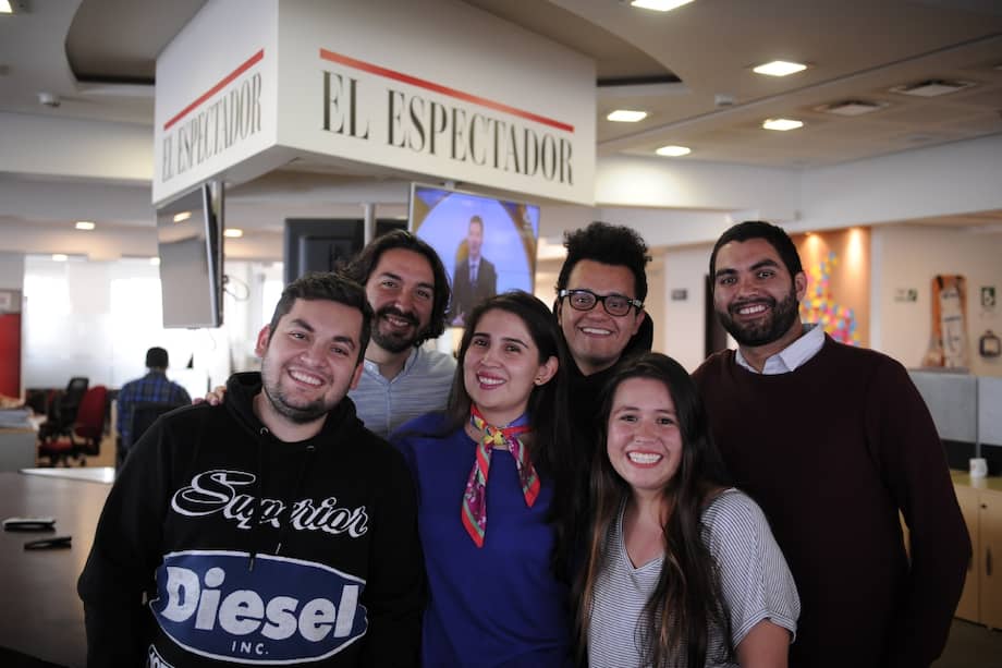 Con otros integrantes del equipo, los ganadores (de izq. a der.): William Ariza, David Carranza, Catalina González, Ánderson Rodríguez, Andrea Torres (Flip) y Óscar Güesguán. / Nelson Sierra