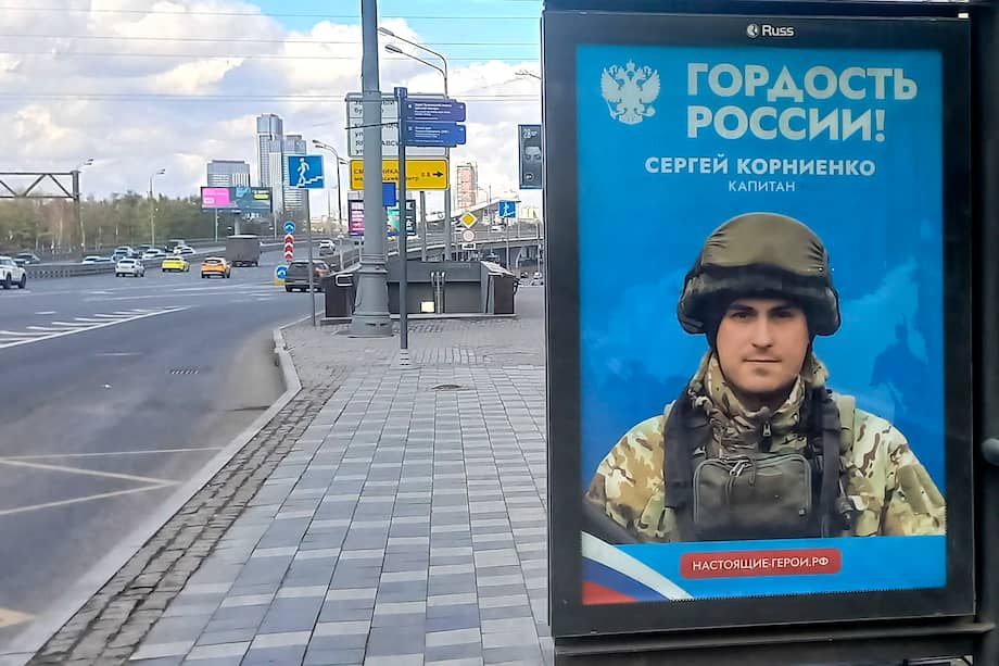 Vista de una calle de Moscú con carteles de soldados rusos en Ucrania. Ese día, el presidente Vladímir Putin convocó las elecciones legislativas para el 20 de septiembre, dando inicio a la campaña electoral.