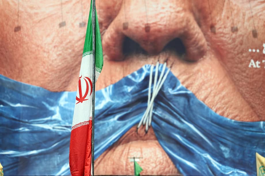 Una enorme valla publicitaria antiestadounidense que hace referencia al presidente estadounidense Donald Trump y al estrecho de Ormuz en la plaza Valiasr de Teherán.