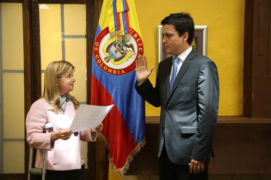 La ministra Elsa Noguera posesionó hoy a David Pinilla Calero, como nuevo Viceministro de Vivienda. / Cortesía.