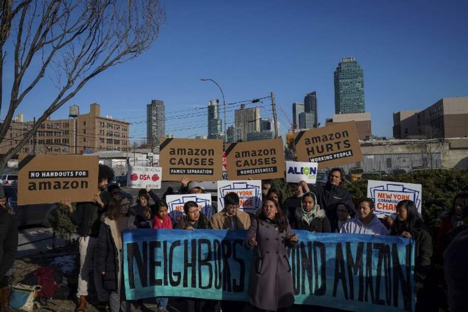 Un grupo de vecinos de Long Island celebra la decisión de Amazon de desistir de la construcción de una sede en Nueva York. / AFP