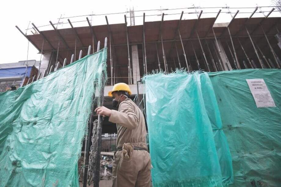 La construcción hace parte de los sectores que se han sumado a la reactivación económica. Parte de los planes que se han implementado es reubicar a los trabajadores en las obras que queden más cerca a su casa. / Mauricio Alvarado - El Espectador.