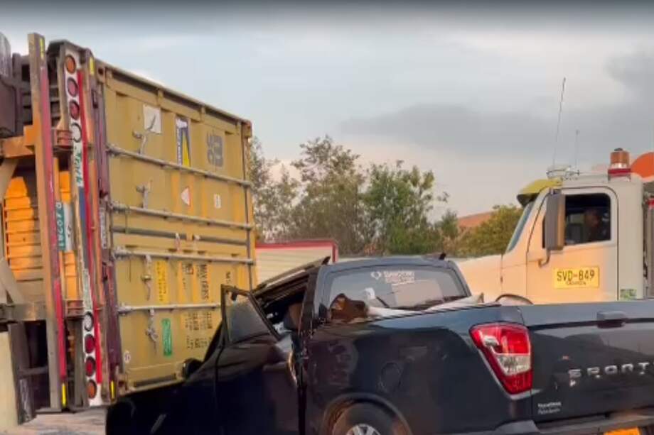 El tractocamión cayó encima del vehículo particular que transportaba a 4 personas.