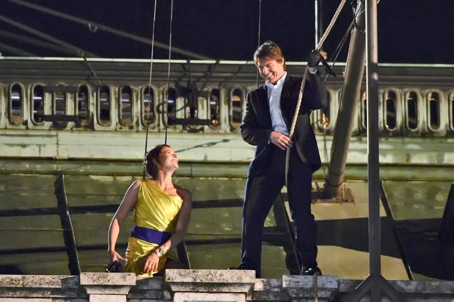 Tom Cruise y Rebecca Ferguson durante la filmación de una escena de "Misión imposible 5" en el techo de la Ópera Estatal de Viena.