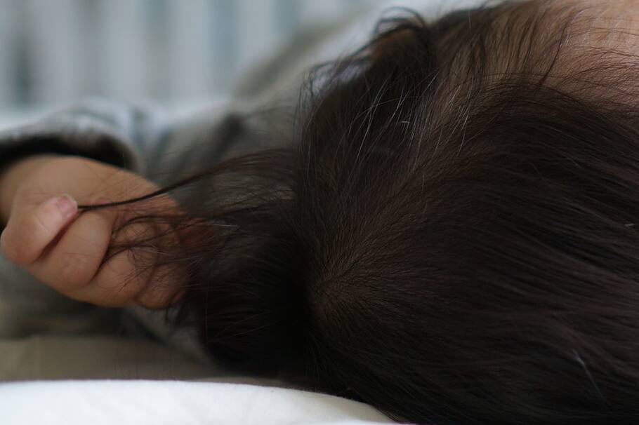 Caída del cabello del bebé. cabello del bebé, pelo del bebé.
