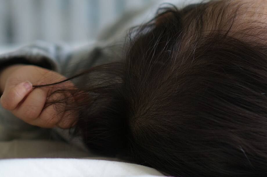Caída del cabello del bebé. cabello del bebé, pelo del bebé.
