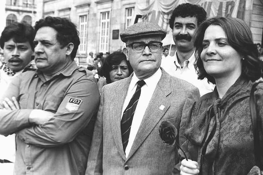 Campaña de Clara López a la Alcaldía de Bogotá. De izquierda a derecha, Víctor M. Mojica, del Frente Popular, Carlos Romero, Gilberto Vieira, Bernardo Jaramillo y Clara López, del Nuevo Liberalismo Independiente, marzo de 1988. / Lara, Voz