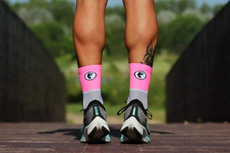 En el mundo del running, las medias técnicas son un elemento muchas veces subestimado. Pero quienes han sufrido una ampolla a mitad de una carrera larga saben que cada detalle cuenta. Elegir correctamente unas buenas medias puede marcar la diferencia entre un entrenamiento exitoso o una experiencia frustrante.