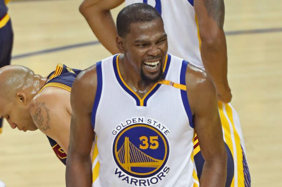 Kevin Wayne Durant, figura de los Golden State Warriors, celebra uno de los 38 puntos que anotó este jueves en el primer partido de la final de la NBA. / AFP
